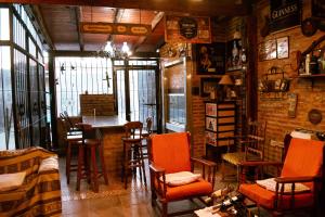 una sala de estar con sillas naranjas y un bar en Dpto a 4 min del Shopping y Centro de Convenciones, en Corrientes