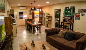 Una sala de estar y una cocina con un sofá y una mesa. en Dpto a 4 min del Shopping y Centro de Convenciones, en Corrientes