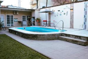 una piscina con patio y una casa en Dpto a 4 min del Shopping y Centro de Convenciones, en Corrientes