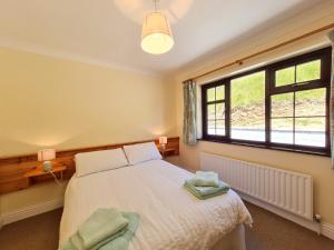 Postel nebo postele na pokoji v ubytování Sea View Cottage, Errislannan