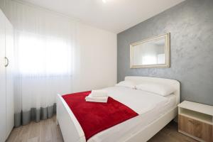 Posteľ alebo postele v izbe v ubytovaní Apartments by the sea Petrcane, Zadar - 3285