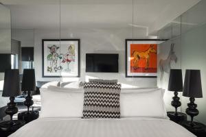 The Cullen Melbourne - Art Series客房内的一张或多张床位