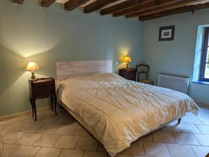 Posteľ alebo postele v izbe v ubytovaní Ferme rénovée avec jardin arboré en campagne, Wi-Fi fibre, près de Sologne et Berry - FR-1-590-18