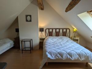 Posteľ alebo postele v izbe v ubytovaní Ferme rénovée avec jardin arboré en campagne, Wi-Fi fibre, près de Sologne et Berry - FR-1-590-18