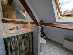 Kúpeľňa v ubytovaní Ferme rénovée avec jardin arboré en campagne, Wi-Fi fibre, près de Sologne et Berry - FR-1-590-18
