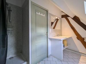 Kuchyňa alebo kuchynka v ubytovaní Ferme rénovée en Sologne avec cheminée, fibre et jardin, proche de Gien et Sancerre - FR-1-590-81