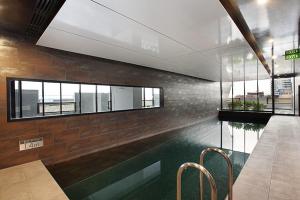 Πισίνα στο ή κοντά στο Melbourne city apartment with great skyline views, 1 Bed 1 Sofa-bed, 1 Bath