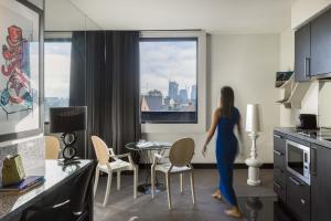 The Cullen Melbourne - Art Series的厨房或小厨房