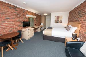 Ένα ή περισσότερα κρεβάτια σε δωμάτιο στο Australian Settlers Motor Inn +31 φωτογραφίες
