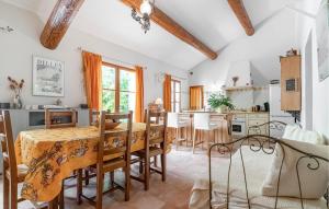 une cuisine et une salle à manger avec une table et des chaises dans l'établissement Cozy Home In Pernes Les Fontaines, à Pernes-les-Fontaines