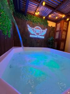 bañera de hidromasaje con fuente de agua en Casa Iris Hotel Boutique, en Barichara