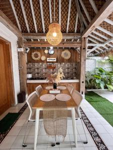 a dining room with a table and chairs at Sampai Villa Nayan in Yogyakarta
