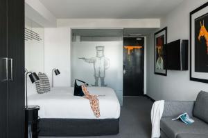 The Cullen Melbourne - Art Series客房内的一张或多张床位