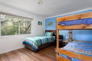 Una cama o camas en una habitación de Marlin Beach House at Smiths