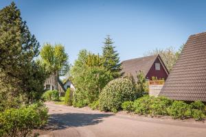 a street in a residential neighborhood with houses at Cuxlandhotel Doppelzimmer 114 in Dorum Neufeld