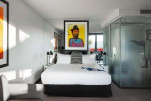 The Cullen Melbourne - Art Series客房内的一张或多张床位