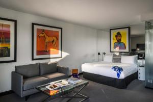 The Cullen Melbourne - Art Series客房内的一张或多张床位