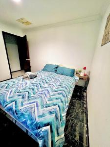 une chambre avec un lit avec une couette colorée dans l'établissement Long Term Stay FiFO Queen Size Bedroom Near Sawn River City Fremantle University, à Perth