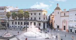 una fuente en medio de una ciudad con edificios en Centro apartamento 2-C, en Huelva 4 fotos más