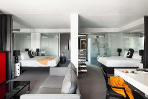 The Cullen Melbourne - Art Series客房内的一张或多张床位
