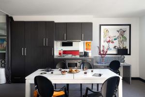 The Cullen Melbourne - Art Series的厨房或小厨房