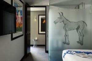 The Cullen Melbourne - Art Series客房内的一张或多张床位