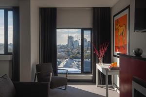 The Cullen Melbourne - Art Series的休息区