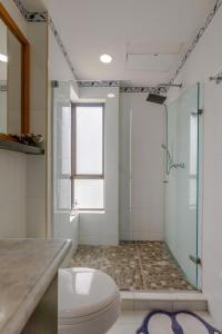 ein Badezimmer mit Toilette und Glasdusche in der Unterkunft Cartagena - Torremarina in Cartagena de Indias