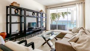 TV a/nebo společenská místnost v ubytování Watermark Luxury Oceanfront Residences
