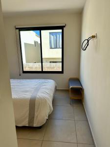 ein Schlafzimmer mit einem Bett und einem Fenster in der Unterkunft Habitación privada en zona residencial, El Marques in Miranda