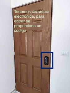 eine Holztür mit einem Schild darauf in der Unterkunft Habitación privada en zona residencial, El Marques in Miranda + 42 Fotos