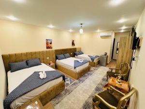 Voodi või voodid majutusasutuse Sphinx palace pyramids view inn toas