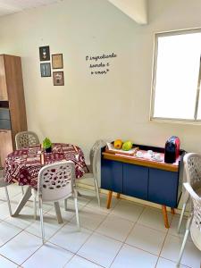 un comedor con mesa, sillas, mesa y mesa en Casa do Anjo, en Fernando de Noronha 29 fotos más