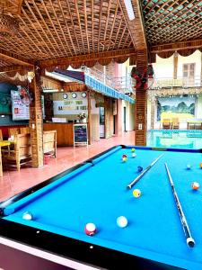 un tavolo da biliardo con le palle sopra di Downtown Backpacker Hostel a Ninh Binh