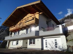 ein Haus mit Balkon darüber in der Unterkunft Alpenjuwel by PiaundDirk in Hippach