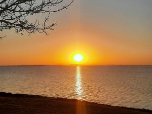 un tramonto sull'acqua con il tramonto di SyS Departamento a Federación