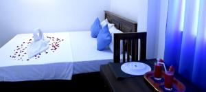 Postel nebo postele na pokoji v ubytování Emerald Coast Hotel Negombo