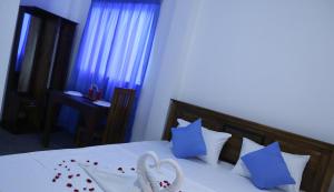 Postel nebo postele na pokoji v ubytování Emerald Coast Hotel Negombo
