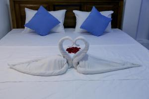 Postel nebo postele na pokoji v ubytování Emerald Coast Hotel Negombo