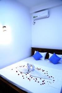 Postel nebo postele na pokoji v ubytování Emerald Coast Hotel Negombo