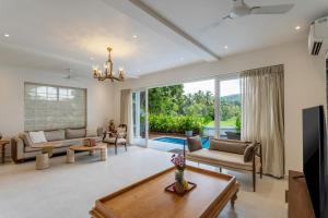 TV a/nebo společenská místnost v ubytování Amananjuna 3 · Luxurious 4bhk villa in Anjuna