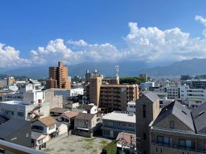 新居滨市The Global Tower的城市建筑与山脉景观
