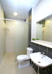 een badkamer met een toilet, een wastafel en een spiegel bij The Retreat Mountain & Sunrise view Hilltop Hotel Apartment in Cameron Highlands in Cameron Highlands +74 foto's