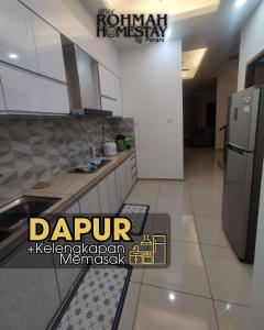 cocina con nevera y suelo de baldosa. en ROHMAH Homestay Sg Petani, en Kampong Baru