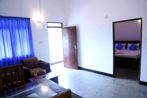 Postel nebo postele na pokoji v ubytování Emerald Coast Hotel Negombo