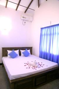 Postel nebo postele na pokoji v ubytování Emerald Coast Hotel Negombo