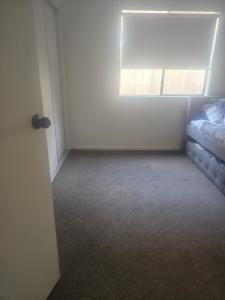 Ένα ή περισσότερα κρεβάτια σε δωμάτιο στο SFE Twin Room in Shared Home