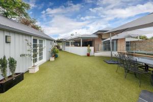 an outdoor patio with a table and chairs at Central Entertainer's Paradise in Wodonga