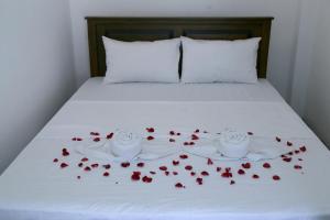 Postel nebo postele na pokoji v ubytování Emerald Coast Hotel Negombo