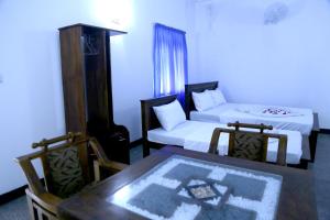 Postel nebo postele na pokoji v ubytování Emerald Coast Hotel Negombo